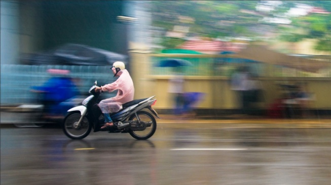 Sering Terobos Hujan Bikin Motor Rentan? Sudah Cek 5 Bagian Ini Biar Tetap Aman?