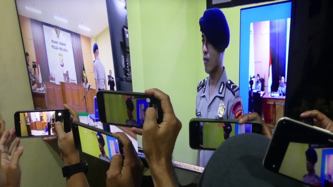 Sejumlah wartawan merekam layar monitor yang menyiarkan Sidang Komisi Kode Etik Profesi (KKEP) Polri dengan tersangka Bripda Mesias Viktor Siahaya di Mapolda Maluku, Ambon, Maluku, Selasa (24/2/2026). [ANTARA FOTO/Alfian Sanusi/sgd]
