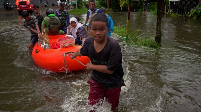 Warga menarik perahu karet saat banjir di Kecamatan Manggala, Makassar, Sulawesi Selatan, Rabu (25/2/2026). [ANTARA FOTO/Hasrul Said/tom]