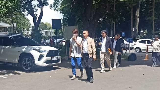 Rizky Billar ditemani pengacaranya, Sadrakh Seskoadi di Polda Metro Jaya pada Rabu, 25 Februari 2026. [Suara.com/Rena Pangesti]