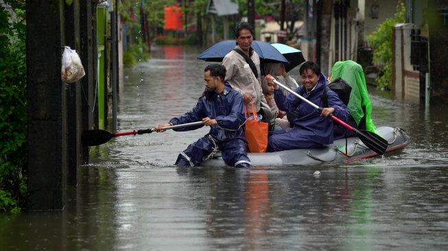 Sejumlah warga dievakuasi menggunakan perahu karet saat banjir di Kecamatan Manggala, Makassar, Sulawesi Selatan, Rabu (25/2/2026). [ANTARA FOTO/Hasrul Said/tom]