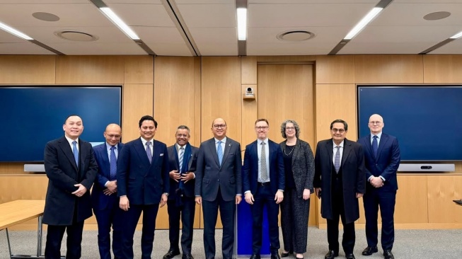 CEO BPI Danantara Rosan Roeslani bersama para pejabat melakukan pertemuan dengan petinggi lembaga pemeringkat Moody's Rating. [Dok Instagram].