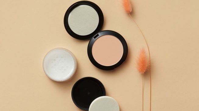 5 Bedak untuk Menutupi Jerawat, Bikin Wajah Lebih Mulus Seketika