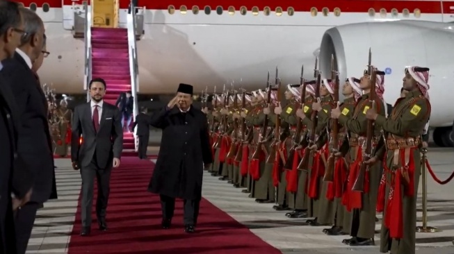 Presiden RI Prabowo Subianto Tiba di Yordania, Disambut Jet Tempur F-16 dan Putra Mahkota Kerajaan