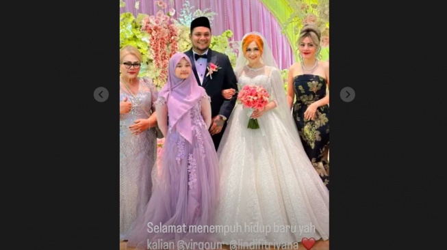 Pernikahan Virgoun dan Lindi Fitiryana yang dihadiri ibu, kakak, anak-anak dari mempelai pria. [Instagram]