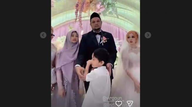 Pernikahan Virgoun dan Lindi Fitiryana yang dihadiri ibu, kakak, anak-anak dari mempelai pria. [Instagram]