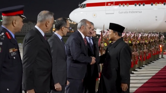 Presiden Prabowo Subianto berjabat tangan dengan para wakil Kerajaan Yordania, juga Duta Besar Republik Indonesia serta Atase Pertahanan RI untuk Kerajaan Yordania Hasyimiah (Dok: Bakom 2026)