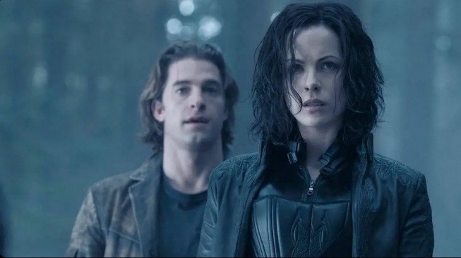 Underworld: Evolution yang dibintangi Kate Beckinsale akan tayang pada Kamis (26/2/2026) malam ini pukul 23.00 WIB di Trans TV. [YouTube]