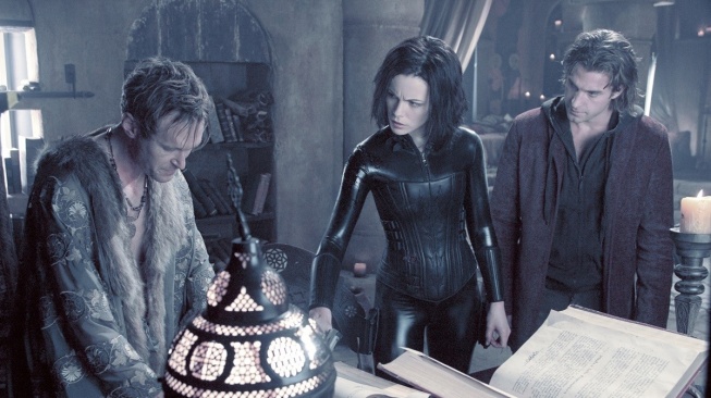 Underworld: Evolution yang dibintangi Kate Beckinsale akan tayang pada Kamis (26/2/2026) malam ini pukul 23.00 WIB di Trans TV. [YouTube]