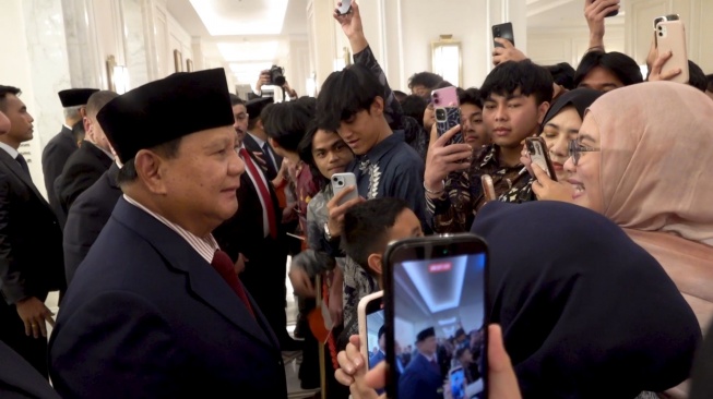 Kegembiraan warga Indonesia, turut menyambut Presiden Prabowo Subianto di Amman, Kerajaan Yordania Hasyimiah (Dok: Bakom 2026)