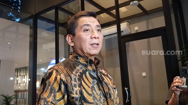 Sandy Arifin menghadiri pernikahan Virgoun dan Lindi Fitiryana di Episode Hotel di kawasan Gading Serpong, Tangerang, Kamis (26/2/2026). [Rena Pangesti/Suara.com]