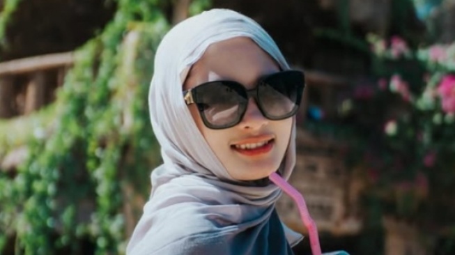 Ketahuan? Netizen Curiga Inara Rusli Pakai Akun Palsu untuk Balas Komentar Nyinyir