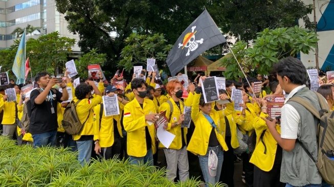 Ratusan mahasiswa dari Universitas Indonesia (UI) dan Universitas Pembangunan Nasional Veteran Jakarta (UPNVJ) melakukan aksi unjuk rasa di depan Mabes Polri, Kebayoran Baru, Jakarta Selatan, Jumat (27/2/2026) sore. [Suara.com/Yasir]