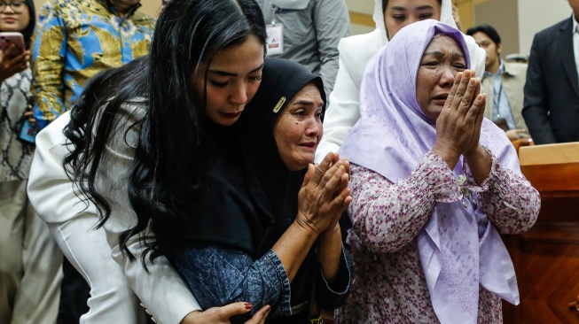 Ibu terdakwa ABK Kapal Sea Dragon Fandi Ramadhan, Nirwana (kedua kiri) dan Ibunda tersangka Radit Ardiansyah Makkiyati (kanan) menangis usai mengikuti rapat dengar pendapat umum (RDPU) dengan Komisi III DPR di Kompleks Parlemen, Senayan, Jakarta, Kamis (26/2/2026). [ANTARA FOTO/Asprilla Dwi Adha/bar]