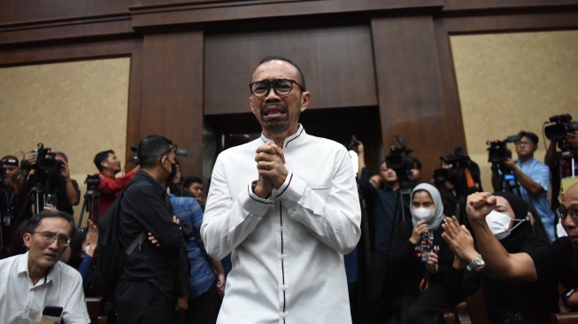 Terdakwa kasus dugaan korupsi tata kelola minyak mentah dan produk kilang pada PT Pertamina Riva Siahaan (tengah) menangis saat akan mengikuti sidang pembacaan putusan di Pengadilan Tipikor, Jakarta Pusat, Kamis (26/2/2026).  [ANTARA FOTO/Indrianto Eko Suwarso/nym]