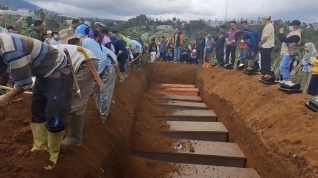 Belum Teridentifikasi, 10 Jenazah Korban Longsor Cisarua Dimakamkan Secara Massal