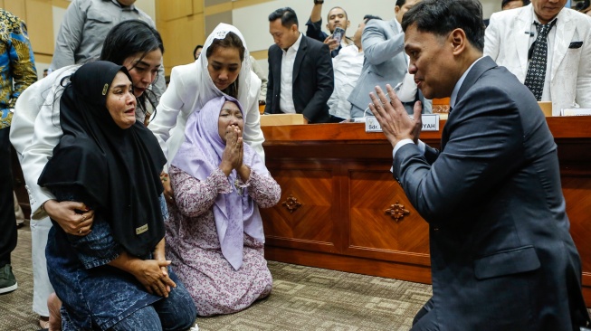 Ibu terdakwa ABK Kapal Sea Dragon Fandi Ramadhan, Nirwana (kiri) dan Ibunda tersangka Radit Ardiansyah Makkiyati (kedua kiri) menyampaikan permohonan bantuan kepada Ketua Komisi III DPR Habiburokhman (kanan) usai rapat dengar pendapat umum (RDPU) dengan Komisi III DPR di Kompleks Parlemen, Senayan, Jakarta, Kamis (26/2/2026). [ANTARA FOTO/Asprilla Dwi Adha/bar]