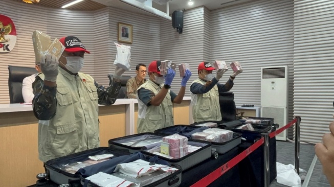 Kasus Bea Cukai, KPK Pamerkan Uang Rp5 Miliar dalam 5 Koper yang Didapat dari Safe House
