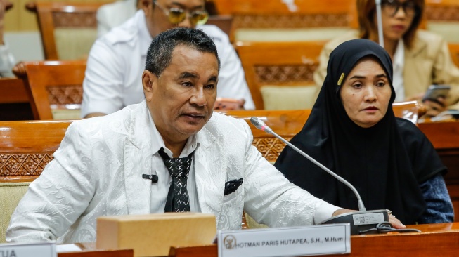 Pengacara Hotman Paris Hutapea (kiri) bersama Ibunda terdakwa ABK Kapal Sea Dragon Fandi Ramadhan Nirwana (kanan) menyampaikan paparan saat rapat dengar pendapat umum (RDPU) dengan Komisi III DPR di Kompleks Parlemen, Senayan, Jakarta, Kamis (26/2/2026). [ANTARA FOTO/Asprilla Dwi Adha/bar]