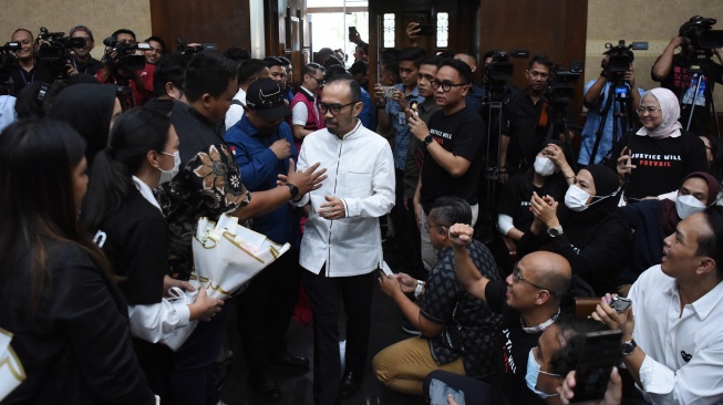 Terdakwa kasus dugaan korupsi tata kelola minyak mentah dan produk kilang pada PT Pertamina Riva Siahaan (tengah) memasuki ruangan untuk mengikuti sidang pembacaan putusan di Pengadilan Tipikor, Jakarta Pusat, Kamis (26/2/2026). [ANTARA FOTO/Indrianto Eko Suwarso/nym]