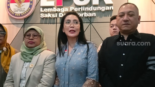 Sri Suparyati (Wakil Ketua LPSK), Rieke Diah Pitaloka dan Krisna Murti (pengacara Lisnawati) di kantor LPSK, Ciracas, Jakarta Timur pada Jumat, 27 Februari 2026. [Suara.com/Rena Pangesti]