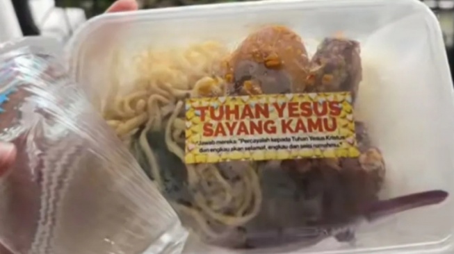 Viral Takjil Gratis dengan Pesan Tuhan Yesus Sayang Kamu, Toleransi atau Ngawur?