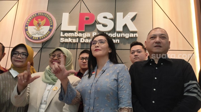 Sri Suparyati (Wakil Ketua LPSK), Rieke Diah Pitaloka dan Krisna Murti (pengacara Lisnawati) di kantor LPSK, Ciracas, Jakarta Timur pada Jumat, 27 Februari 2026. [Suara.com/Rena Pangesti]