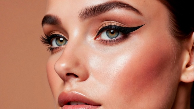 Eyeliner yang Bagus dan Tahan Lama Merek Apa? Ini 7 Pilihan Terbaik Mulai Rp30 Ribuan
