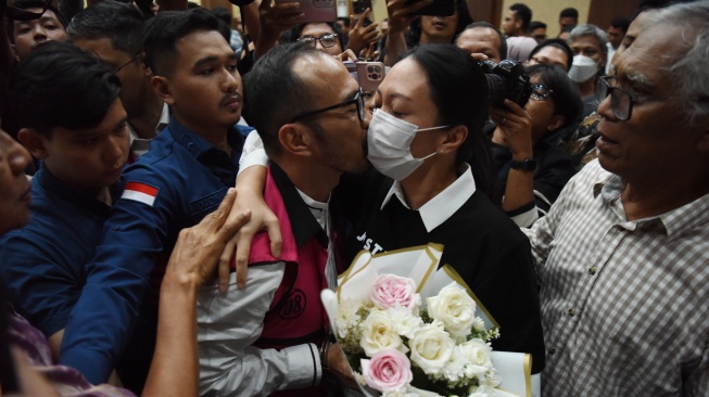 Terdakwa kasus dugaan korupsi tata kelola minyak mentah dan produk kilang pada PT Pertamina Riva Siahaan (tengah) mencium istrinya usai mengikuti sidang pembacaan putusan di Pengadilan Tipikor, Jakarta Pusat, Kamis (26/2/2026). [ANTARA FOTO/Indrianto Eko Suwarso/nym]
