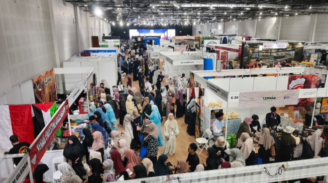 Suasana area bazaar Hijrahfest 2026 di Balai Kartini, Jakarta. Acara dipentaskan dua hari selama akhir pekan (Suara.com/Mohammad Rhandzaki Ramadhan)