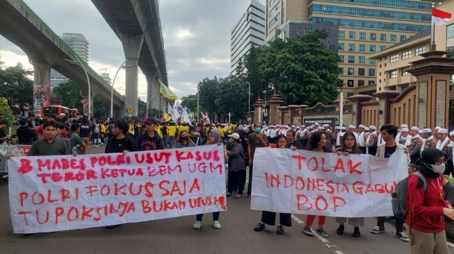 Berseragam Serba Hitam, SPPG Kepung Mabes Polri Desak Usut Teror Ketua BEM UGM hingga Tolak MBG