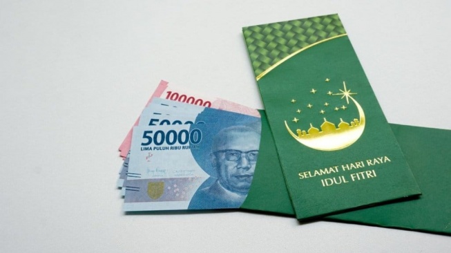 Hukum Memakai Uang THR Anak Menurut Islam, Bolehkah?