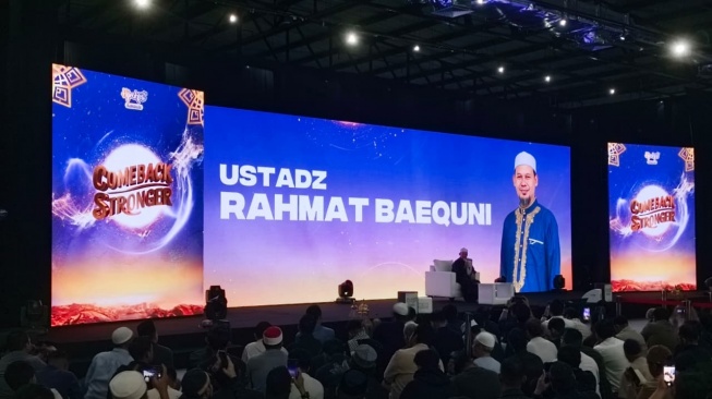 Panggung utama Hijrahfest 2026 menampilkan dai para nasional seperti Ustaz Fatih Karim, Muzakir Manaf, Ustaz Jojo Ali Yusuf, Ustaz Rahmat Baequni, Ustaz Muzammil Hasballah, Ustaz Abdul Somad, Ustaz Salim A. Fillah, Ustaz Amar Risalah, Koh Dennis Lim, Waseem Way bersama Arie Untung, Ustaz Ahmad Ridwan, Ustaz Salim Bahanan, sampai Aa Gym (Suara.com/Mohammad Rhandzaki Ramadhan)