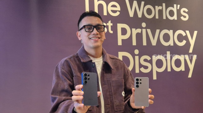 MX Product Marketing Senior Manager Samsung Electronics Indonesia, Ilham Indonesia dalam peluncuran Samsung Galaxy S26 Ultra di Jakarta, Kamis (26/2/2026). [Suara.com/Dythia]
