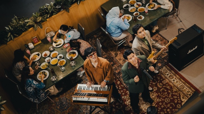 Davina Karamoy menjadi model untuk video klip lagu "Nasi Padang" yang dinyanyikan Andika Mahesa dengan komposer Laleilmaino. Lagu ini merupakan bentuk kreatif dari RM Padang Payakumbuah milik YouTuber Arief Muhammad. [YouTube]