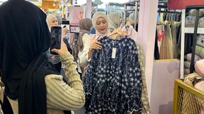 Model gamis kebanggaan mertua jadi tren lebaran 2026 [Suara.com/Dini Afrianti]