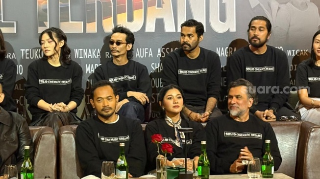 Naysilla Mirdad, Oka Antara, Jeremy Thomas, dan lainnya dalam konferensi pers film Kapal Terbang yang digelar di kawasan Petogogan, Jakarta Selatan pada Jumat, 27 Februari 2026. [Suara.com/Tiara Rosana]
