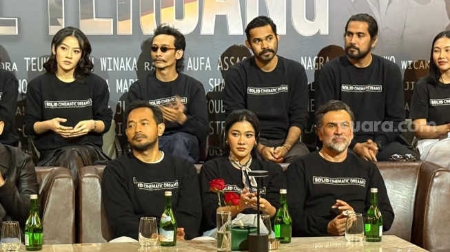 Naysilla Mirdad, Oka Antara, Jeremy Thomas, dan lainnya dalam konferensi pers film Kapal Terbang yang digelar di kawasan Petogogan, Jakarta Selatan pada Jumat, 27 Februari 2026. [Suara.com/Tiara Rosana]