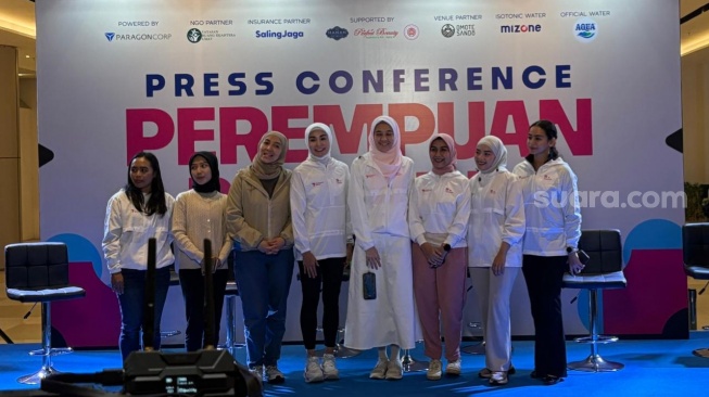 Dhini Aminarti dalam konferensi pers acara Perempuan Berlari 2026 di kawasan Bintaro, Tangerang Selatan pada Minggu, 1 Maret 2026. [Suara.com/Tiara Rosana]