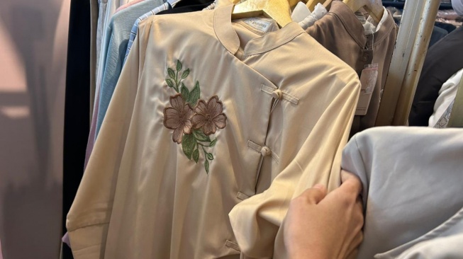 tren baju lebaran 2026 gamis cheongsam [Suara.com/Dini Afrianti]