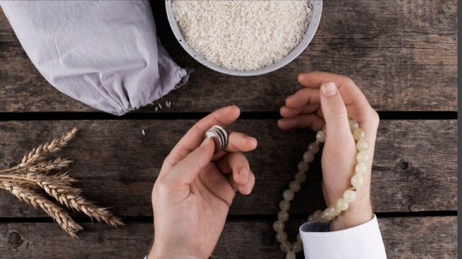 Niat Zakat Fitrah untuk Diri Sendiri dan Keluarga Lengkap Bacaan Arab Latin dan Artinya