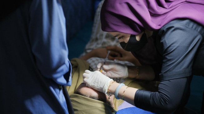 Wow! Dokter Ini Pecahkan Rekor MURI: Suntik Filler Dagu Terbanyak dalam Sehari