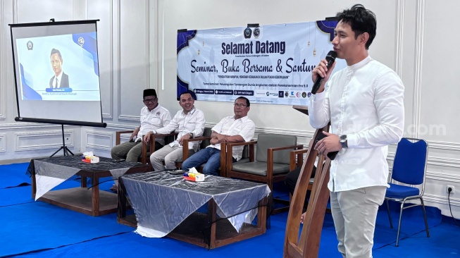 Alumnus Universitas Al-Khairiyah, Lian Firman berbagi perjalanannya menuju sukses di dunia selebritis. [Hairul Alwan/Suara.com]