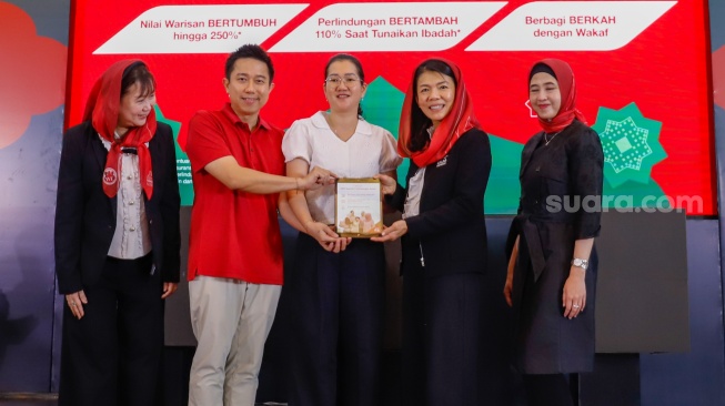 President Director and CEO Generali Indonesia Rebecca Tan (kedua kanan), Director and Chief Agency Officer Generali Indonesia Jutany Japit (kiri) , Operation Group Head Generali Indonesia Suzwamela Zawawi (kanan) dan nasabah pertama saat peluncuran produk GEN Syariah Perlindungan Aman di Jakarta, Selasa (3/3/2026). [Suara.com/Alfian Winanto]
