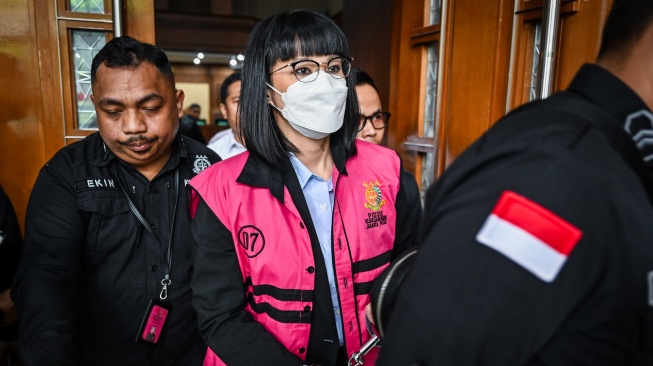 Terdakwa kasus dugaan suap terhadap putusan lepas perkara korupsi pemberian fasilitas ekspor minyak sawit mentah (CPO) Marcella Santoso (tengah) berjalan keluar usai sidang pembacaan vonis di skors di Pengadilan Tipikor, Jakarta, Selasa (3/3/2026). [ANTARA FOTO/Bayu Pratama S/wsj]