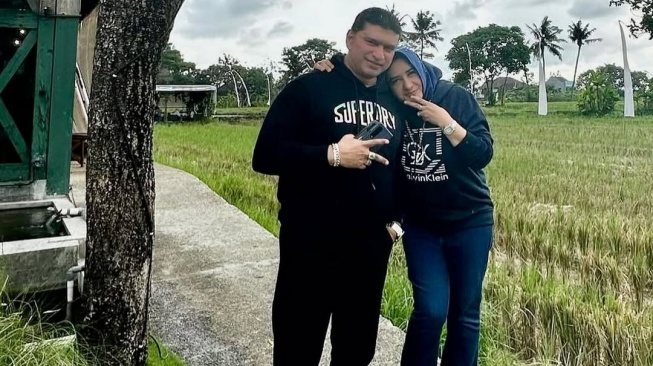 Foto Fadia Arafiq, Bupati Pekalongan dengan suaminya (Instagram/@ashraff_abu)