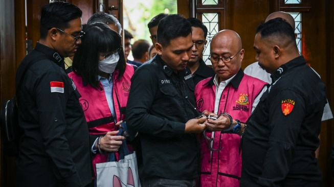 Dua terdakwa kasus dugaan suap terhadap putusan lepas perkara korupsi pemberian fasilitas ekspor minyak sawit mentah (CPO) Marcella Santoso (kedua kiri) dan Ariyanto Bakri (kedua kanan) memasuki ruangan sebelum sidang pembacaan vonis di Pengadilan Tipikor, Jakarta, Selasa (3/3/2026). [ANTARA FOTO/Bayu Pratama S/wsj]