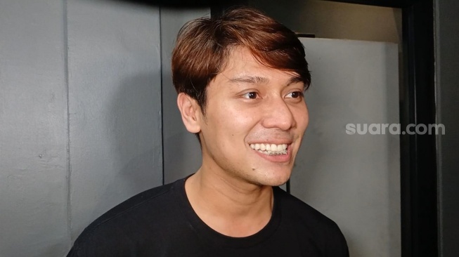 Jatuh Hati, Rizky Billar Adopsi Bocah 6 Tahun