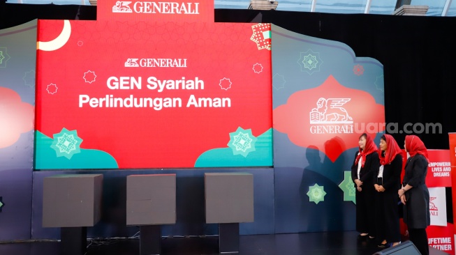 President Director and CEO Generali Indonesia Rebecca Tan (tengah), Director and Chief Agency Officer Generali Indonesia Jutany Japit (kiri) dan Operation Group Head Generali Indonesia Suzwamela Zawawi saat peluncuran produk GEN Syariah Perlindungan Aman di Jakarta, Selasa (3/3/2026). [Suara.com/Alfian Winanto]
