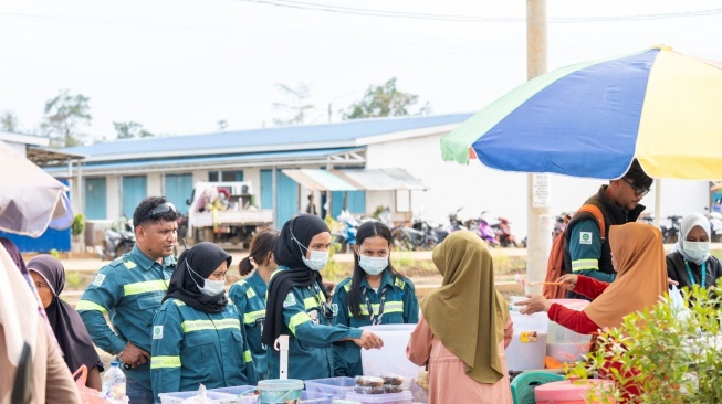 Suasana Pasar Takjil yang menggerakkan ekonomi lokal lewat UMKM di Kabupaten Halmahera, Provinsi Maluku Utara (Dok: Harita Nickel)